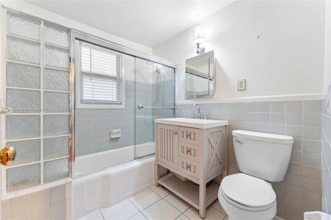 Снять в аренду виллу или дом в Форт-Лодердейл, Флорида 3 спальни, 290.6м2, № 1958553 - фото 17