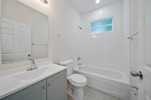 House in Tampa, Florida 3 bedrooms, 108.23 sq.m. № 1913966 - photo 14