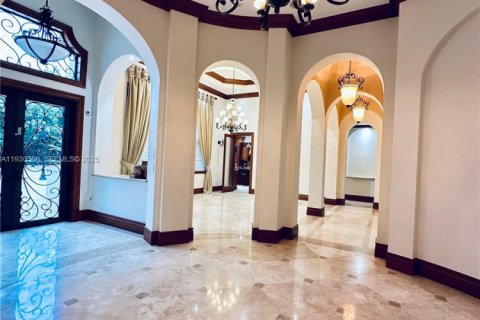 Villa ou maison à louer à Pinecrest, Floride: 6 chambres, 718.97 m2 № 1989291 - photo 8