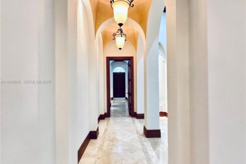 Villa ou maison à louer à Pinecrest, Floride: 6 chambres, 718.97 m2 № 1989291 - photo 6