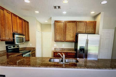 House in Port St. Lucie, Florida 4 bedrooms, 183.3 sq.m. № 2033722 - photo 10