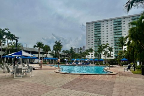 Condominio en venta en Sunny Isles Beach, Florida, 2 dormitorios, 93.37 m2 № 1934889 - foto 17