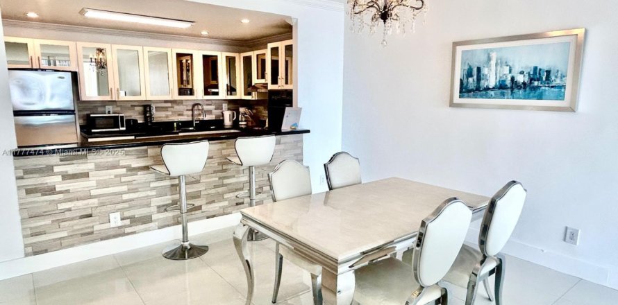 Condominio en Sunny Isles Beach, Florida, 2 dormitorios  № 1934889