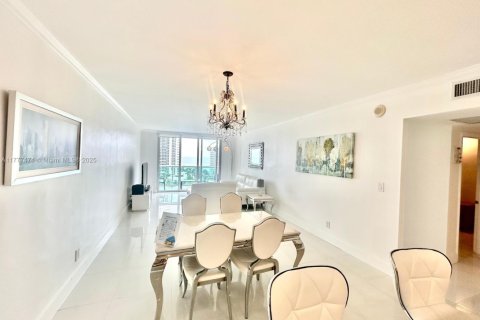 Condominio en venta en Sunny Isles Beach, Florida, 2 dormitorios, 93.37 m2 № 1934889 - foto 2