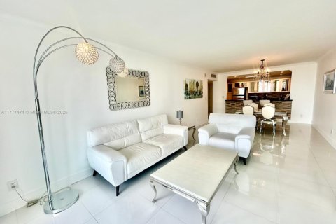 Condominio en venta en Sunny Isles Beach, Florida, 2 dormitorios, 93.37 m2 № 1934889 - foto 3