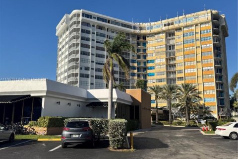 Copropriété à louer à Hallandale Beach, Floride: 1 chambre, 89.93 m2 № 1985466 - photo 1