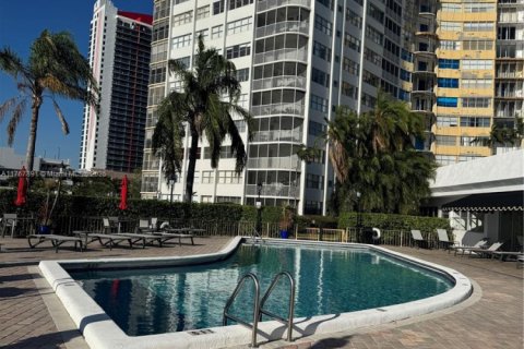 Copropriété à louer à Hallandale Beach, Floride: 1 chambre, 89.93 m2 № 1985466 - photo 12