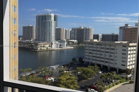 Copropriété à louer à Hallandale Beach, Floride: 1 chambre, 89.93 m2 № 1985466 - photo 6