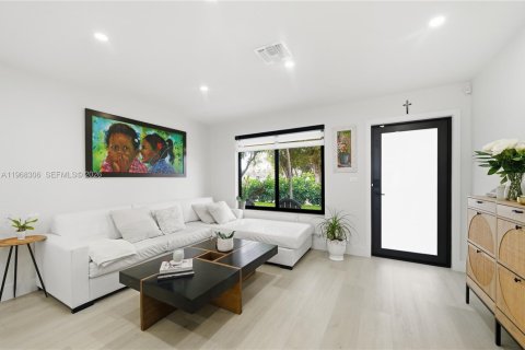 Casa en venta en Hollywood, Florida, 3 dormitorios, 121.14 m2 № 2031631 - foto 2