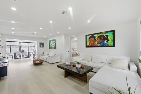 House in Hollywood, Florida 3 bedrooms, 121.14 sq.m. № 2031631