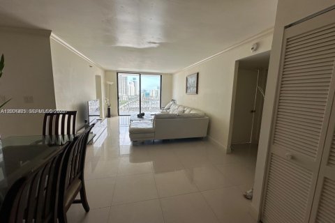 Condo in Sunny Isles Beach, Florida, 2 bedrooms  № 2065378 - photo 5