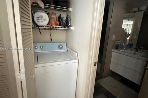 Condo in Sunny Isles Beach, Florida, 2 bedrooms  № 2065378 - photo 9