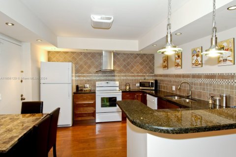 Condominio en venta en Hallandale Beach, Florida, 2 dormitorios, 130.06 m2 № 1864780 - foto 13
