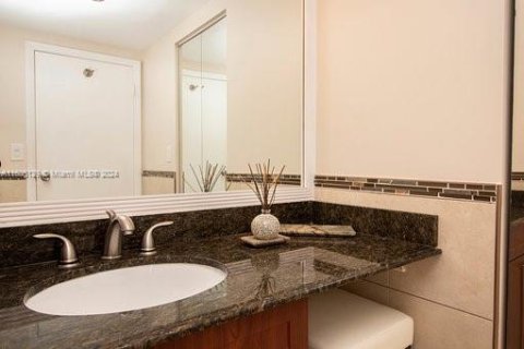 Condominio en venta en Hallandale Beach, Florida, 2 dormitorios, 130.06 m2 № 1864780 - foto 24