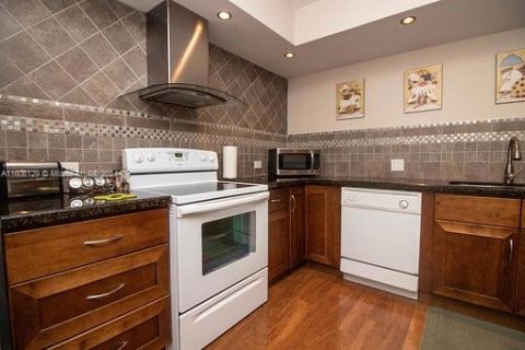 Condominio en venta en Hallandale Beach, Florida, 2 dormitorios, 130.06 m2 № 1864780 - foto 8