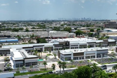 Commercial property in Doral, Florida № 1766890 - photo 5