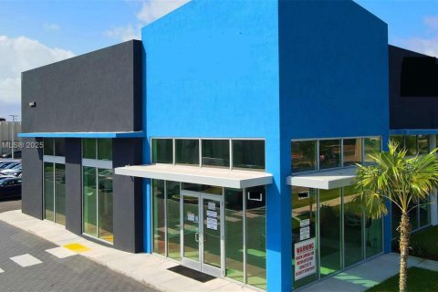 Commercial property in Doral, Florida № 1766890 - photo 2