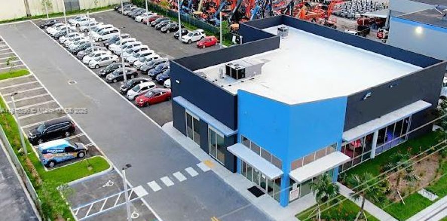 Commercial property in Doral, Florida № 1766890