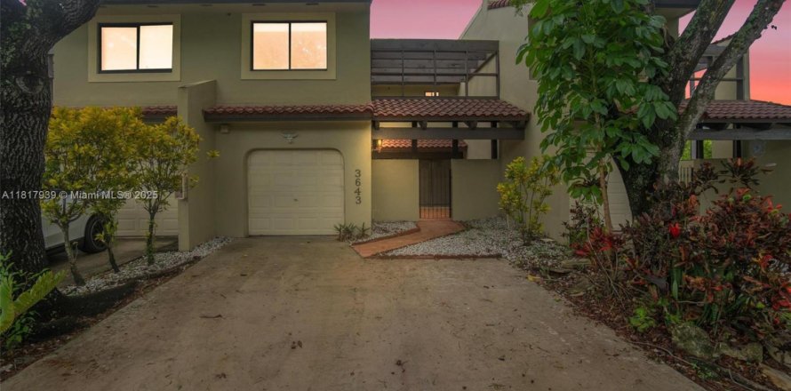 Townhouse in Doral, Florida 3 bedrooms, 159.05 sq.m. № 1962614