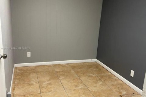 Propiedad comercial en venta en Lauderhill, Florida № 2061993 - foto 4