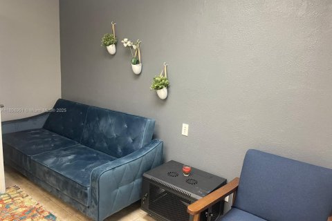 Propiedad comercial en venta en Lauderhill, Florida № 2061993 - foto 2