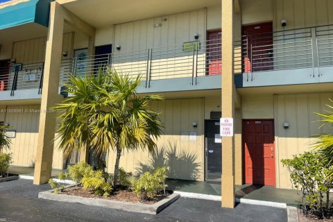 Propiedad comercial en Lauderhill, Florida № 2061993