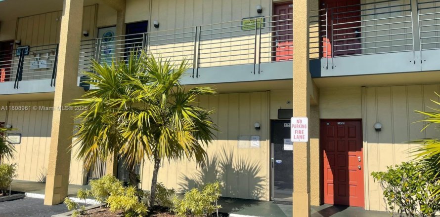 Propiedad comercial en Lauderhill, Florida № 2061993