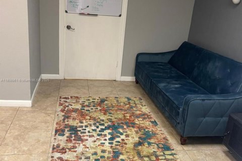 Propiedad comercial en venta en Lauderhill, Florida № 2061993 - foto 7
