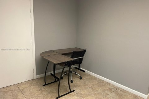 Propiedad comercial en venta en Lauderhill, Florida № 2061993 - foto 3