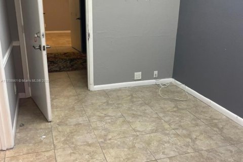 Propiedad comercial en venta en Lauderhill, Florida № 2061993 - foto 6