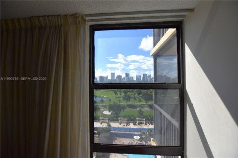 Condo in Aventura, Florida, 1 bedroom  № 2055488 - photo 17