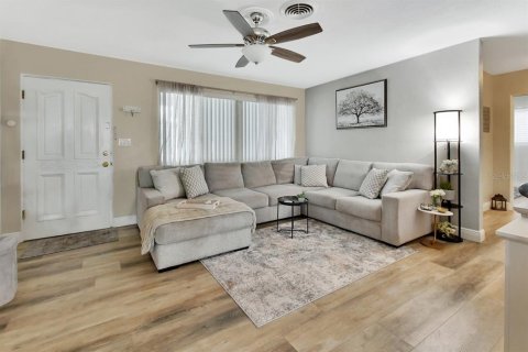 House in Port Orange, Florida 4 bedrooms, 174.47 sq.m. № 1837557 - photo 3