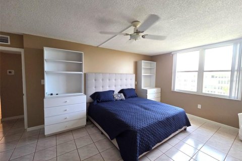 Condo in Dunedin, Florida, 2 bedrooms  № 1918627 - photo 12