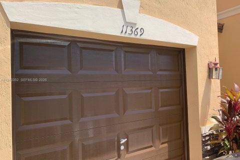 Touwnhouse à louer à Doral, Floride: 3 chambres, 147.62 m2 № 1998176 - photo 2