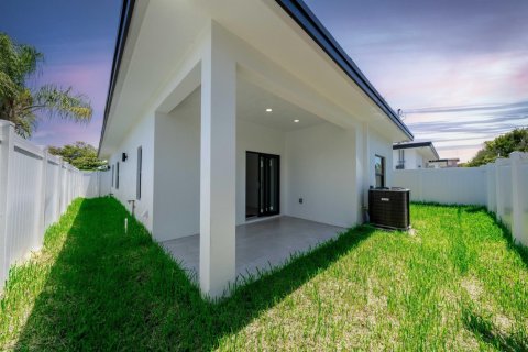 House in Boynton Beach, Florida 3 bedrooms, 148.64 sq.m. № 1225638 - photo 1