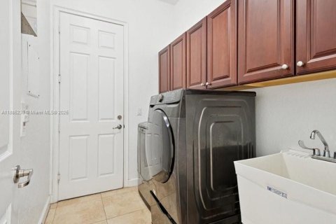 House in Cooper City, Florida 4 bedrooms, 273.32 sq.m. № 1943293 - photo 19