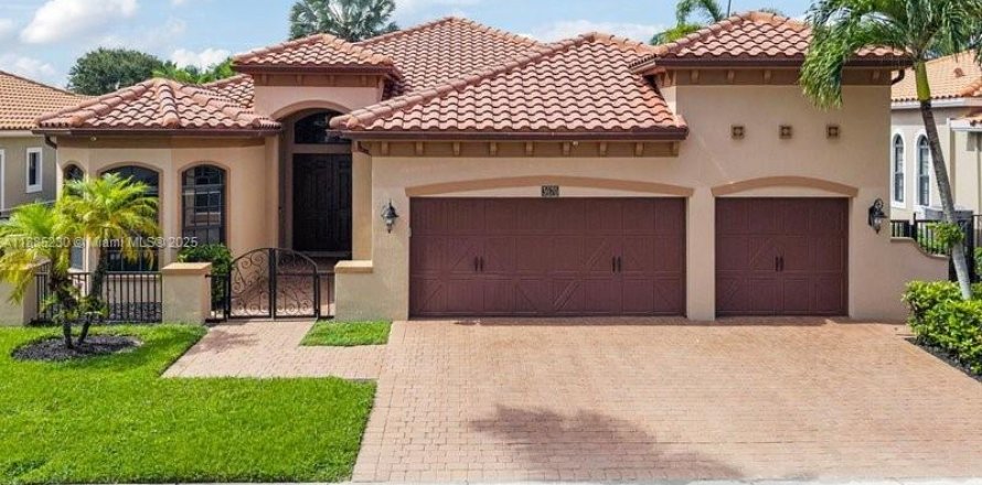 House in Cooper City, Florida 4 bedrooms, 273.32 sq.m. № 1943293