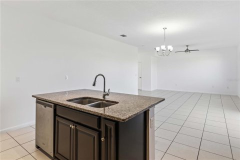 House in Davenport, Florida 4 bedrooms, 170.85 sq.m. № 2124794 - photo 5