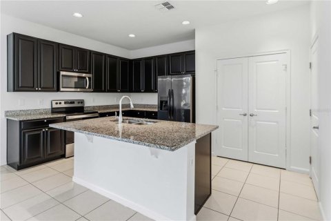 House in Davenport, Florida 4 bedrooms, 170.85 sq.m. № 2124794 - photo 3