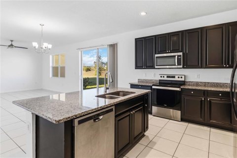 House in Davenport, Florida 4 bedrooms, 170.85 sq.m. № 2124794 - photo 2