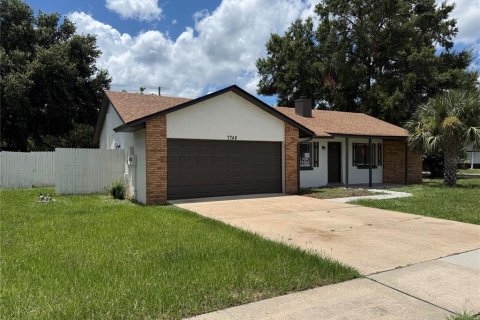 House in Orlando, Florida 3 bedrooms, 117.99 sq.m. № 1857885 - photo 1