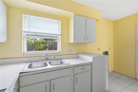 House in Largo, Florida 4 bedrooms, 153.29 sq.m. № 2342105 - photo 6