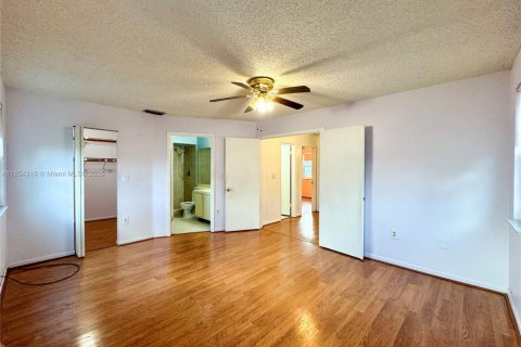 House in Miami, Florida 3 bedrooms, 151.8 sq.m. № 1872051 - photo 10