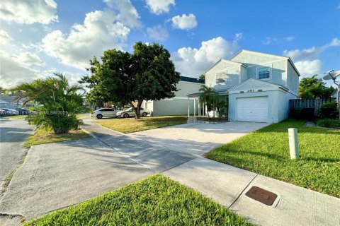 House in Miami, Florida 3 bedrooms, 151.8 sq.m. № 1872051 - photo 14