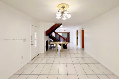 House in Miami, Florida 3 bedrooms, 151.8 sq.m. № 1872051 - photo 5