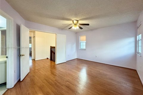 House in Miami, Florida 3 bedrooms, 151.8 sq.m. № 1872051 - photo 9