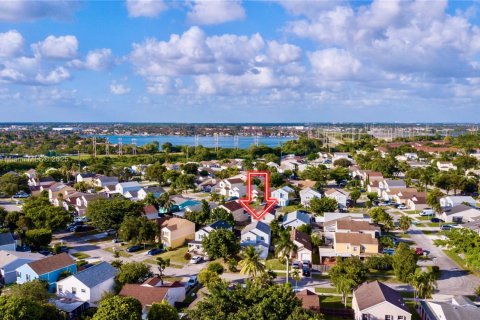 House in Miami, Florida 3 bedrooms, 151.8 sq.m. № 1872051 - photo 3