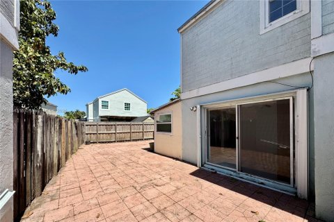 House in Miami, Florida 3 bedrooms, 151.8 sq.m. № 1872051 - photo 16