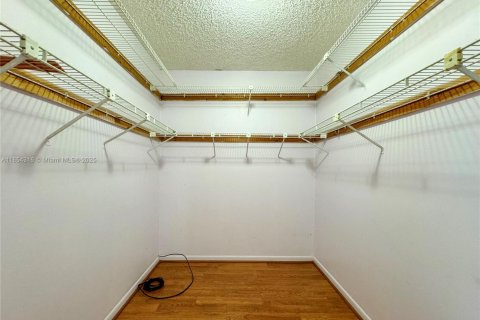 House in Miami, Florida 3 bedrooms, 151.8 sq.m. № 1872051 - photo 11
