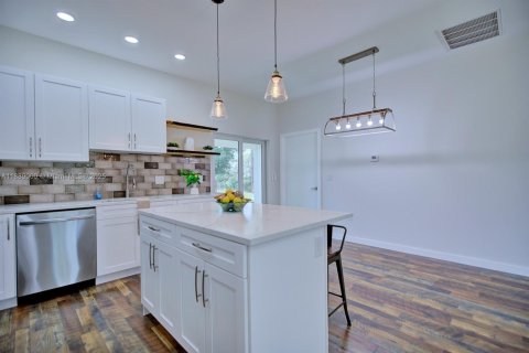 House in Sebring, Florida 2 bedrooms, 106.93 sq.m. № 1941232 - photo 8